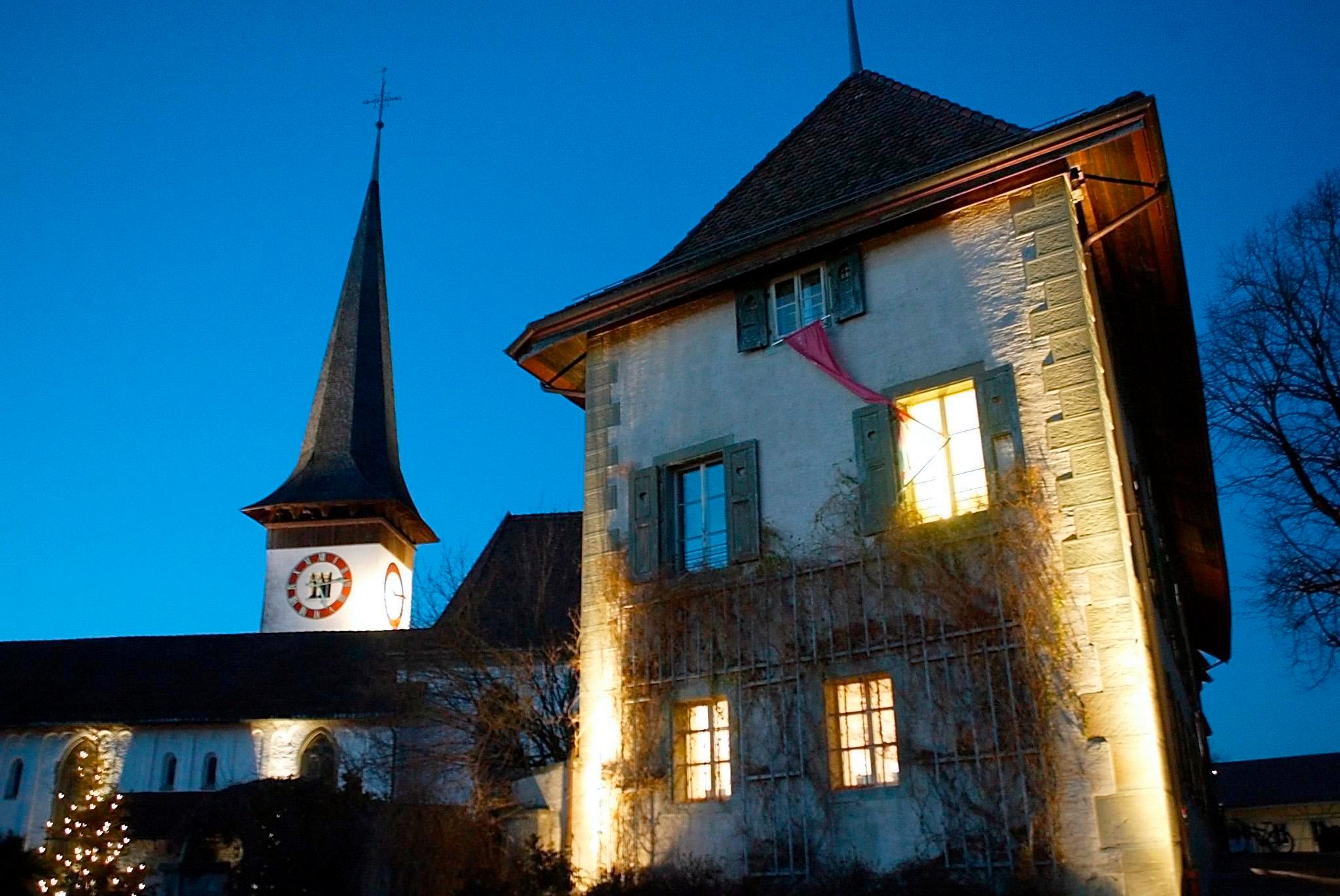 Energiesparen in Köniz Schloss bleibt dunkel, Leuchtreklamen nachts