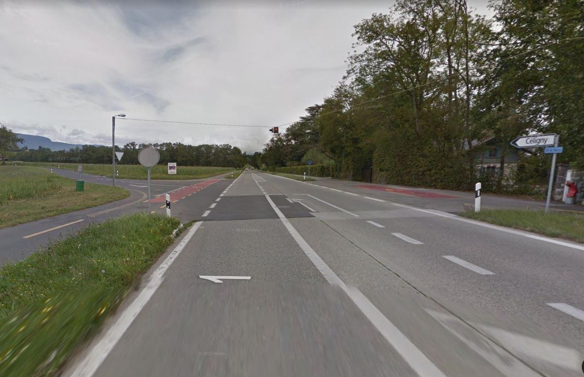 Le carrefour des routes de Suisse et de Céligny tel qu’il apparaît sur Google Maps dans une prise de vue datée d’août 2013.