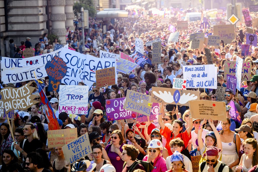 Des femmes manifestent contre les bastions masculins devant le bateau des Pirates d'Ouchy lors de la Grève féministe le mercredi 14 juin 2023 à Lausanne.