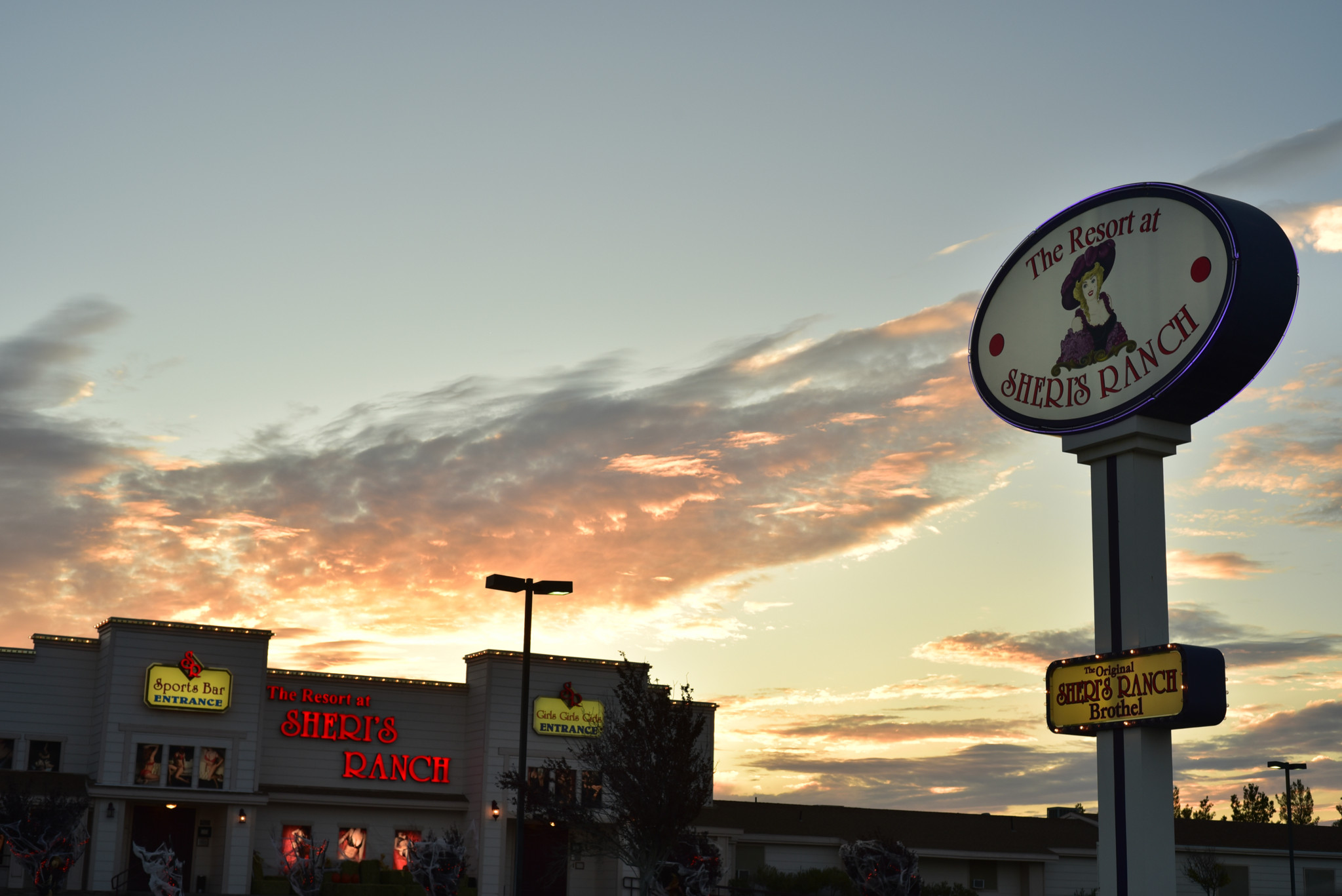 Panneau et façade du bordel Sheri's Ranch à Pahrump, Nevada, au coucher du soleil. Panneau et façade du bordel Sheri's Ranch à Pahrump, Nevada, au coucher du soleil.