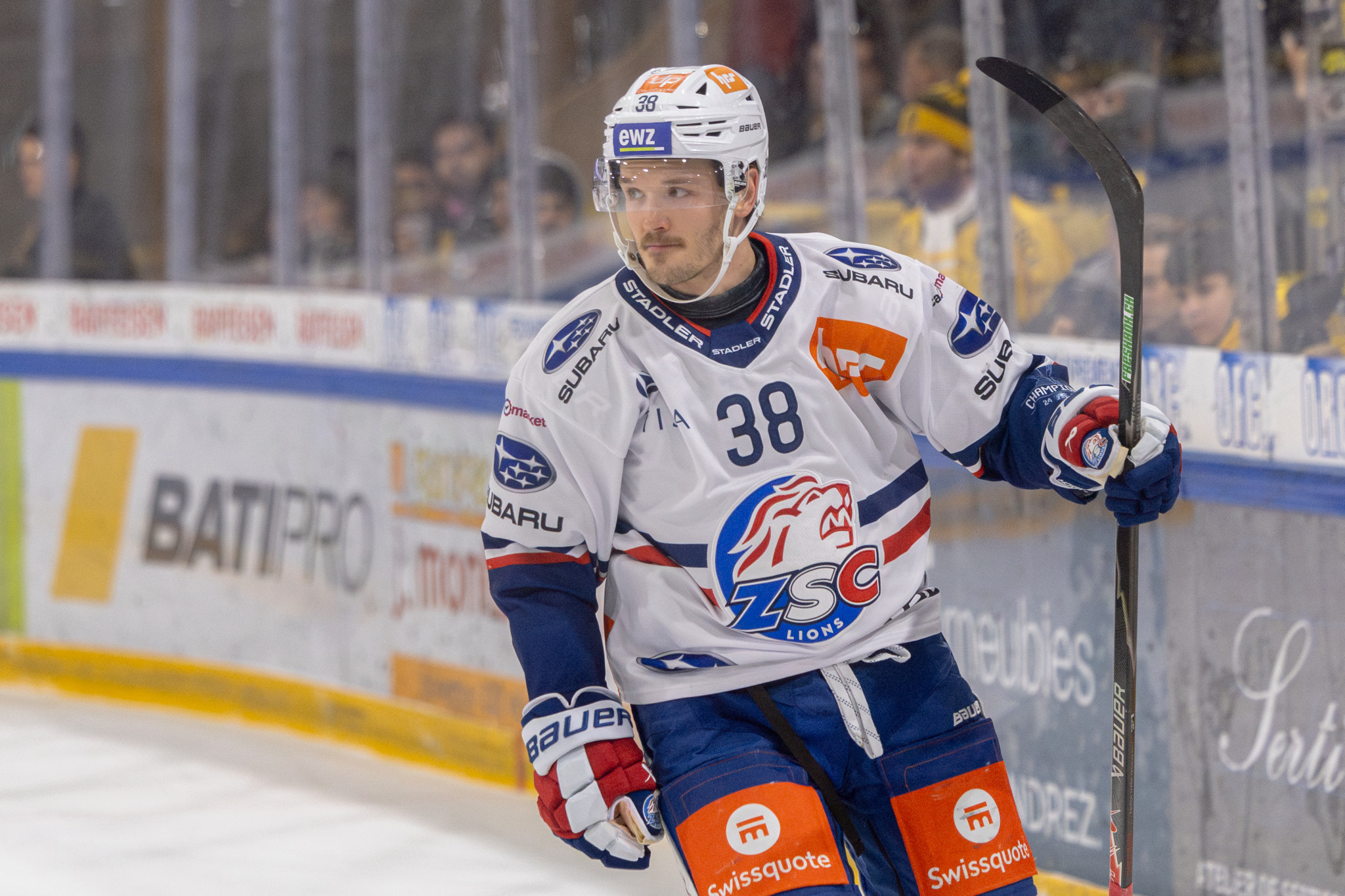 Rudolfs Balcers von den ZSC Lions beim Eishockeyspiel gegen HC Ajoie, nach seinem Tor zum 0:2, 6. Januar 2026.