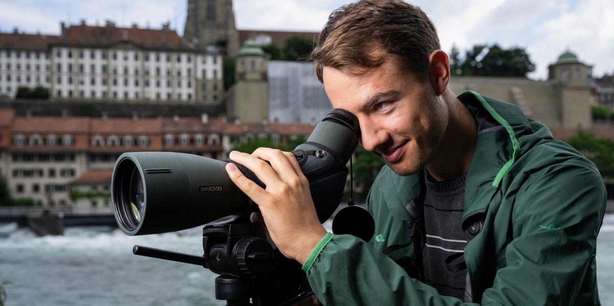 Jan Strasky, er ist Maturand und hat sich für seine Maturaarbeit mit Vögeln befasst und den Naturführer "Vögel beobachten rund um Bern" verfasst, am 02.07.2024 in Bern. Foto: Raphael Moser / Tamedia AG