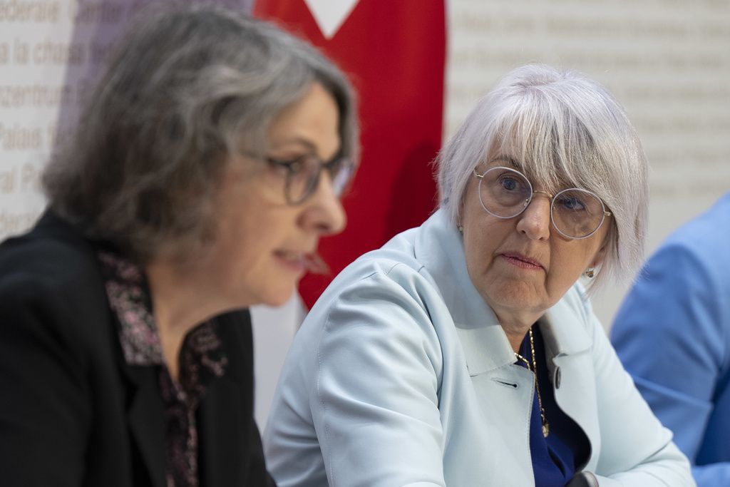 Carte de la Suisse montrant les taux de vaccination par région, avec des couleurs allant du jaune au rouge foncé pour indiquer différents pourcentages.