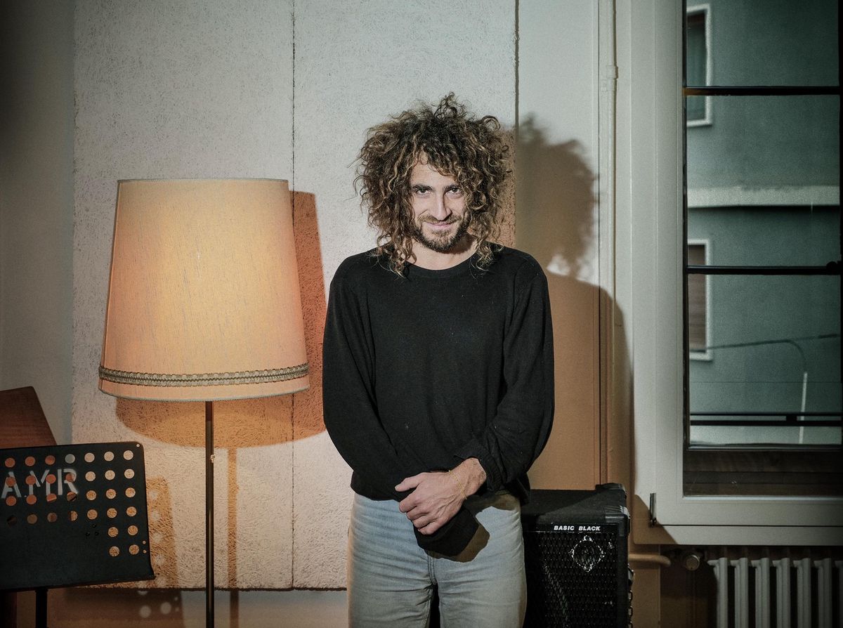 Robin Girod, 41 ans, pilier du rock suisse, pose dans les locaux de répétition du Sud des Alpes. C’est ici, au sein de l’AMR, que le Genevois a fait ses premiers pas dans la musique en apprenant le jazz, en 1997.