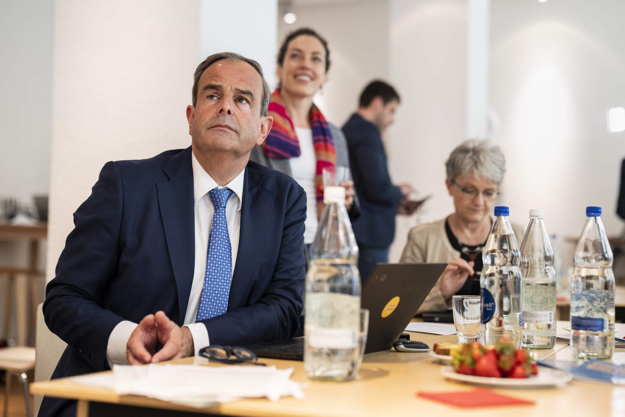 Mitte-Praesident Nationalrat Gerhard Pfister, ZG, Gianna Luzio, Generalsekretaerin der Mitte-Partei und Nationalraetin Maya Bally, Mitte-AG, von links, nehmen die Zwischenresultate zur Kenntnis, am Abstimmungsstamm der Mitte Schweiz, welche die Volksinitiative "Fuer tiefere Praemien ? Kostenbremse im Gesundheitswesen (Kostenbremse-Initiative)" verantwortet, am Sonntag, 9. Juni 2024 in Bern. (KEYSTONE/Alessandro della Valle)