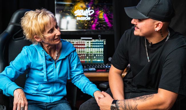 Musiker (23) überrascht seine gehörlose Mutter – so emotional reagiert sie