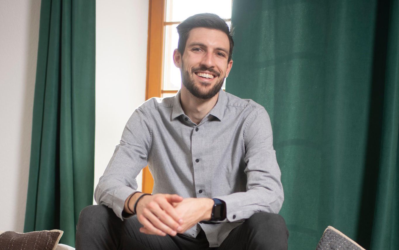 Loïc Gasch en mode décontracté dans son salon.