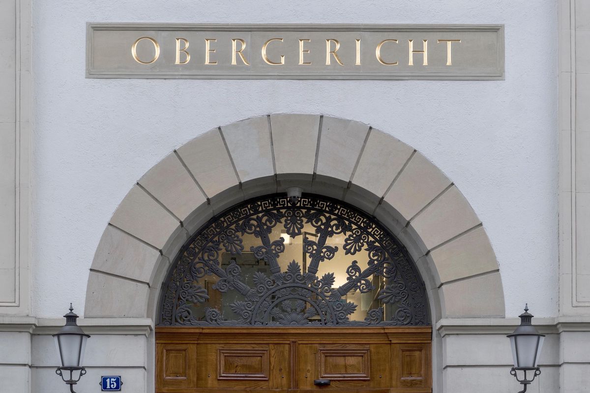 Eingang des Obergerichts am Hirschengraben in Zürich, aufgenommen am 2. Dezember 2017. Sichtbares Schild mit ’Obergericht’ Schriftzug.