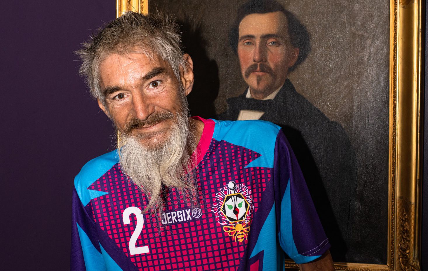 Stéphane devant une toile de maître d’une maison bourgeoise.