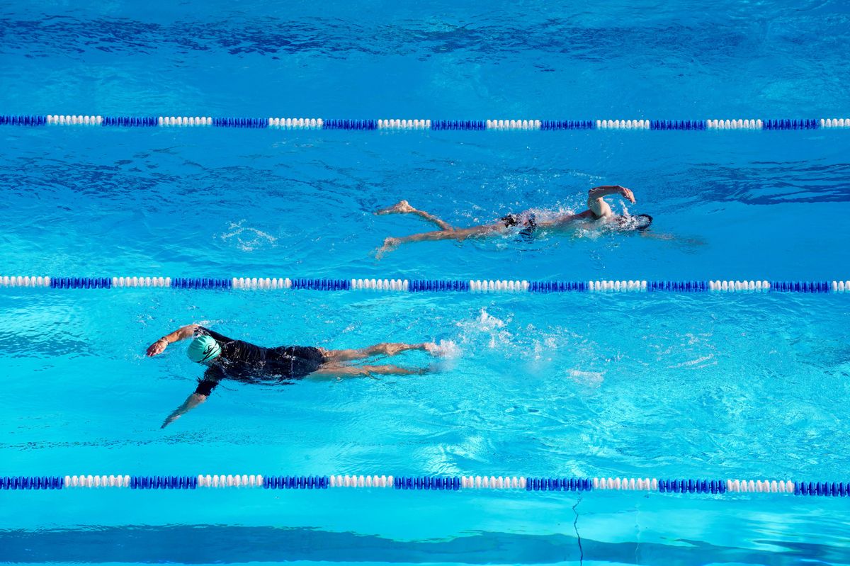 Lancy, le 08/12/2022 - reportage sur les nageurs en piscine extérieure. à la piscine de Lancy. 