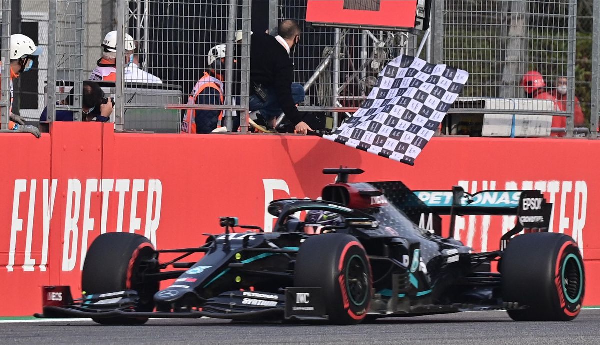 Aidé par la chance, Lewis Hamilton remporte sa 93e victoire