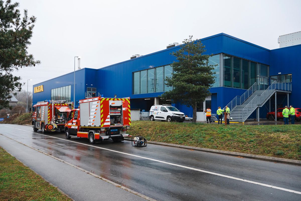Aubonne, des camions de pompiers stationnés devant un bâtiment IKEA évacué à cause d’un dégagement de fumée, le 22 janvier 2025.