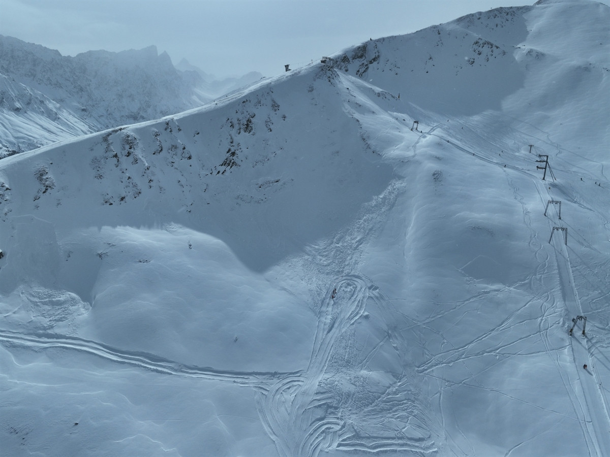 One person dead: avalanche buries father and son in the Graubünden mountains