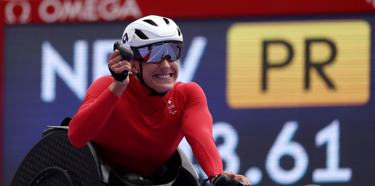 Catherine Debrunner de Suisse réagit après avoir remporté une médaille d'or dans l'épreuve d'athlétisme 5000m -T54 femmes lors des Jeux Paralympiques de Paris 2024 au Stade de France à Saint-Denis.