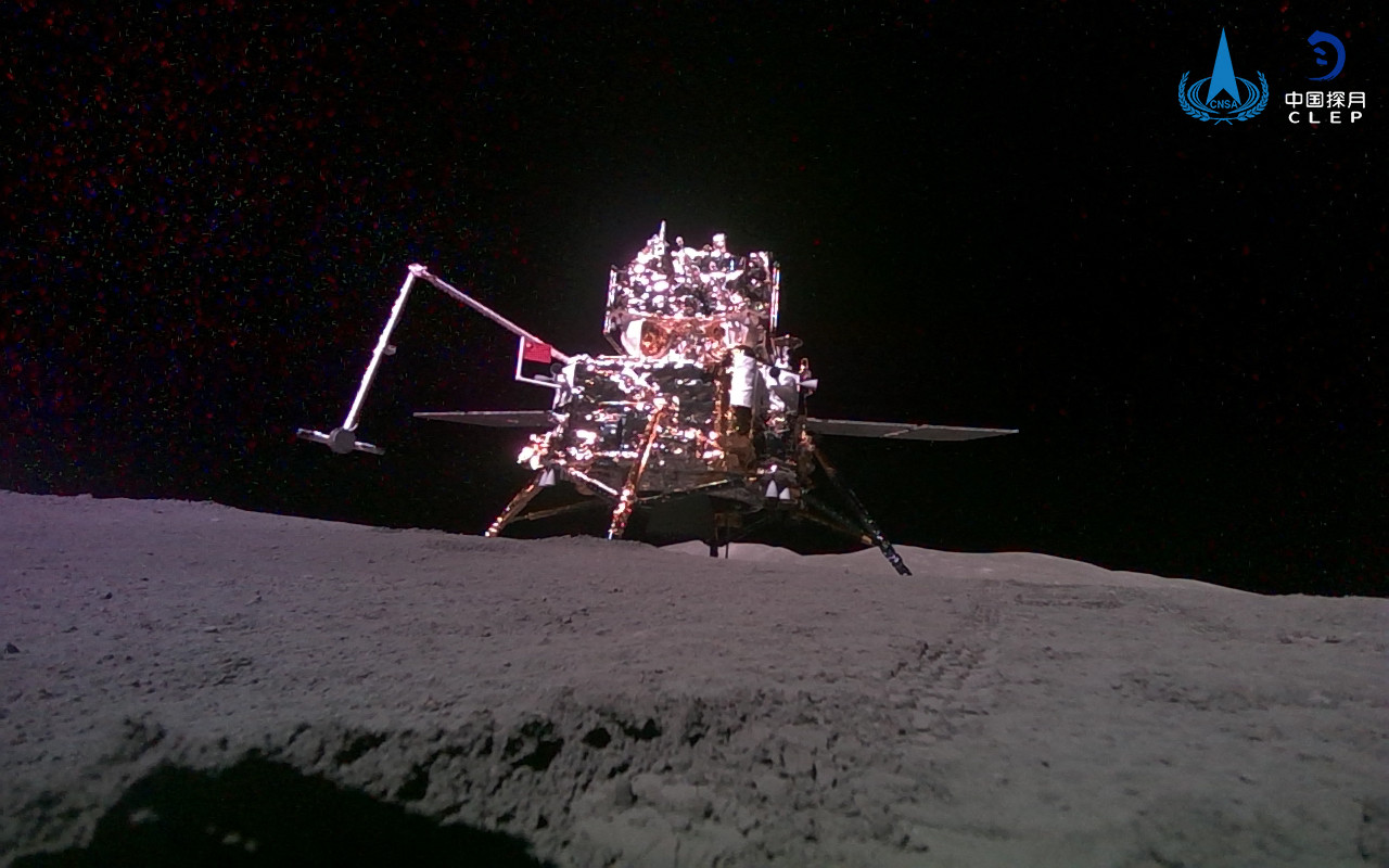 This handout photo taken on June 3, 2024 and released on June 4, 2024 by the China National Space Administration (CNSA) shows the ascender and lander captured by China's Chang’e-6 lunar probe after it landed on the moon. A module of a Chinese lunar probe successfully took off from the far side of the Moon on June 4 carrying samples to be taken back to Earth, state media reported. (Photo by Handout / China National Space Administration / AFP) / RESTRICTED TO EDITORIAL USE - MANDATORY CREDIT "AFP PHOTO / CNSA" - NO MARKETING NO ADVERTISING CAMPAIGNS - DISTRIBUTED AS A SERVICE TO CLIENTS