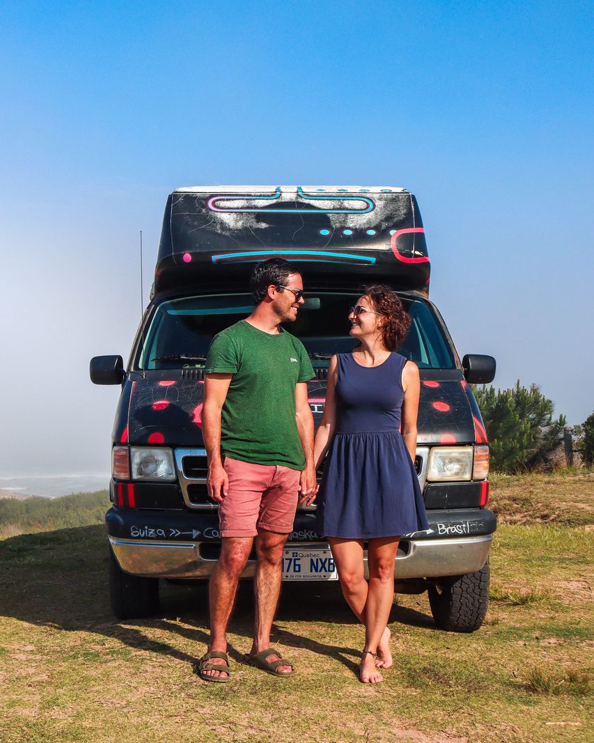 Un couple expérimentant la Van life.