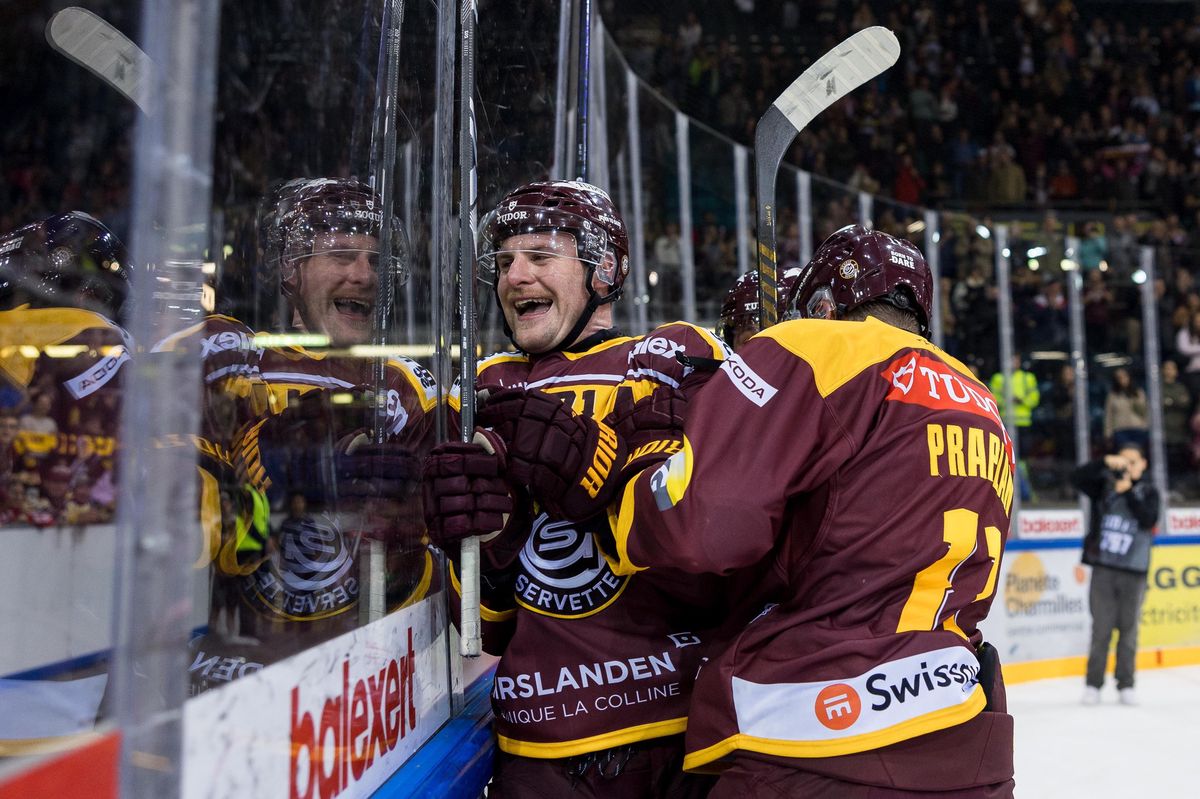 Joie du GSHC apres la victoire 5-3, Tanner Richard (GSHC), Vincent Praplan (GSHC), pendant le match entre le Geneve-Servette Hockey Club et les SC Rapperswil-Jona Lakers comptant pour le championnat de National League, le vendredi 18 octobre 2024 a la Patinoire des Vernets, a Geneve (Bastien Gallay / GallayPhoto)