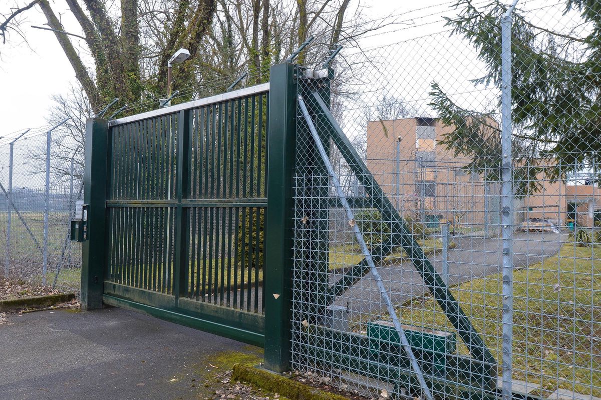 Des associations estiment que la prison de Favra offre des conditions de détention indignes aux personnes en attente de renvoi.