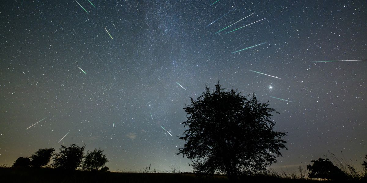 Sternschnuppen am Firmament: Meteore im Sternbild Perseus.