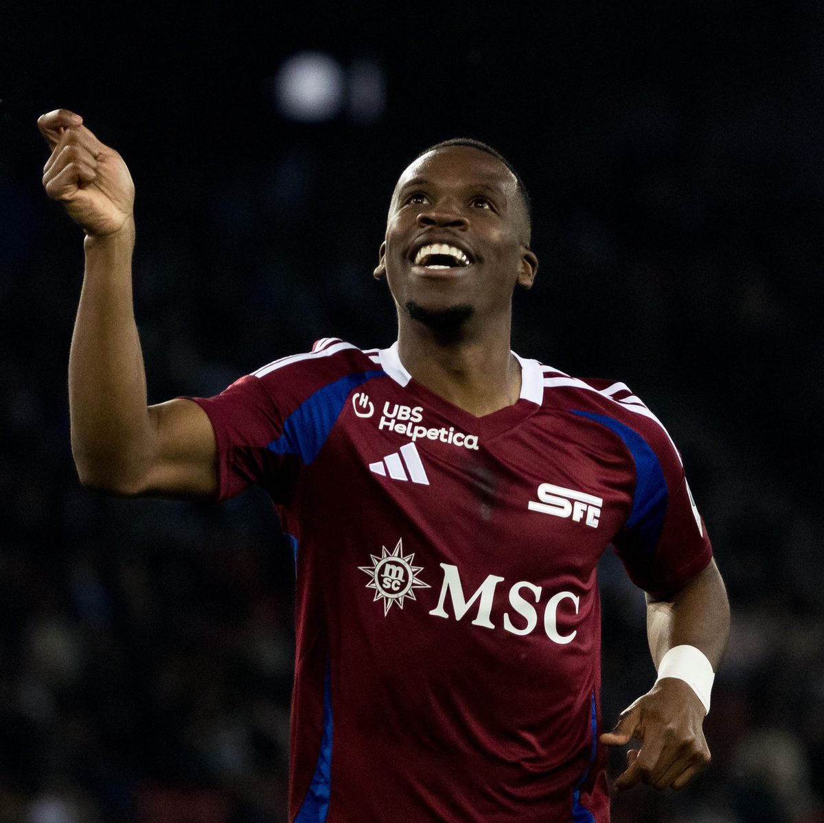 Joie de Dereck Kutesa célébrant son but décisif pour le Servette FC contre le FC Zurich, mimant l’univers d’Harry Potter au Letzigrund.