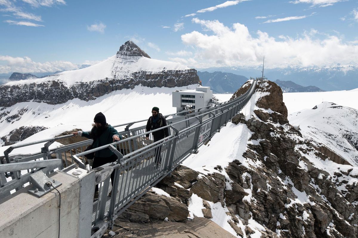 Le glacier des Diablerets a accueilli samedi ses premiers clients – suisses – après un arrêt forcé de 13 semaines.
