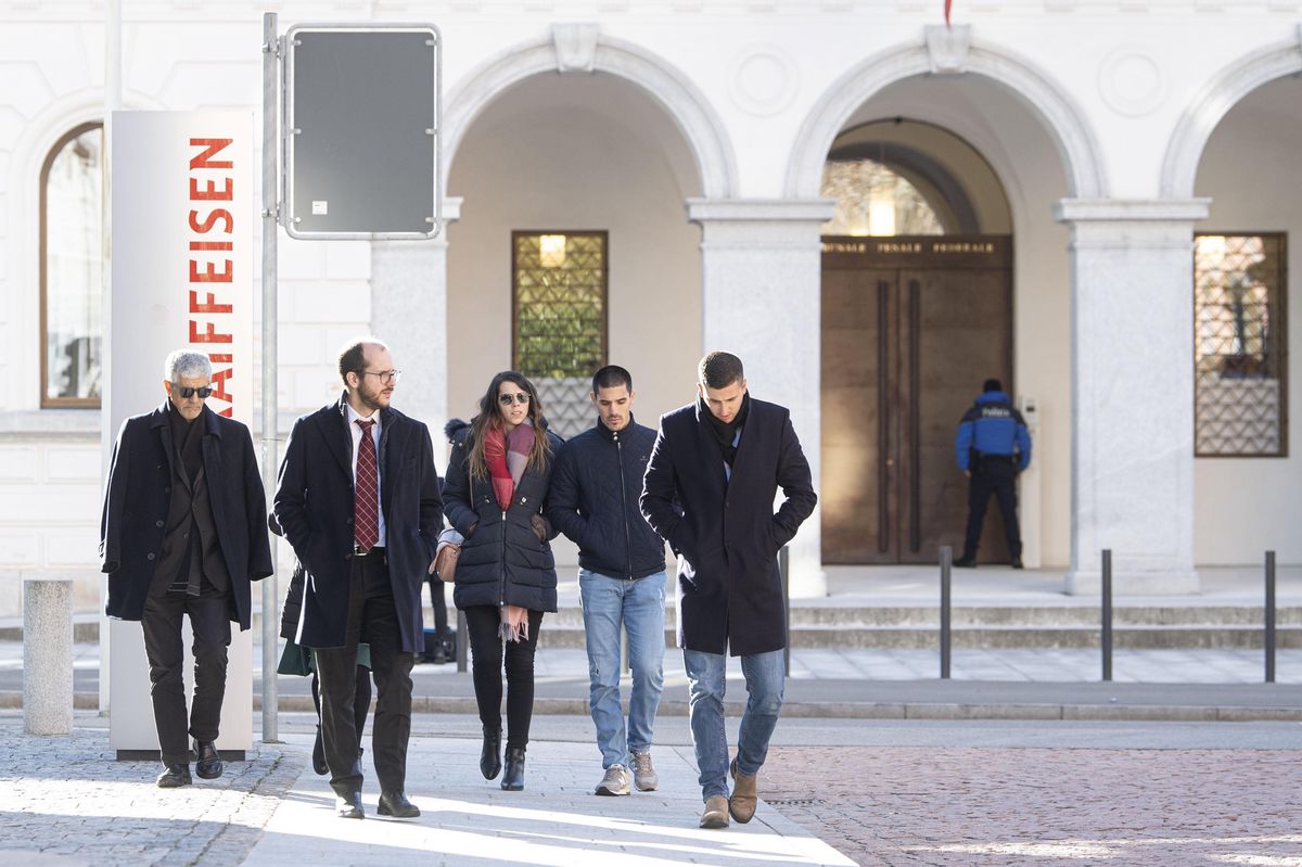 Les proches de la victime à la sortie du Tribunal pénal fédéral, aux côtés de leur mandataire, 