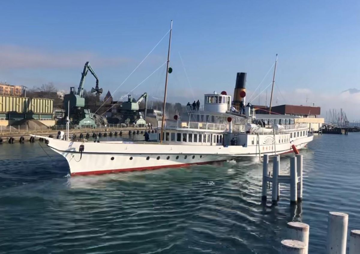 Vision inédite: un vapeur naviguant sur le lac en décembre. Ici, le Rhône sortant en marche arrière du port d’Ouchy lundi.