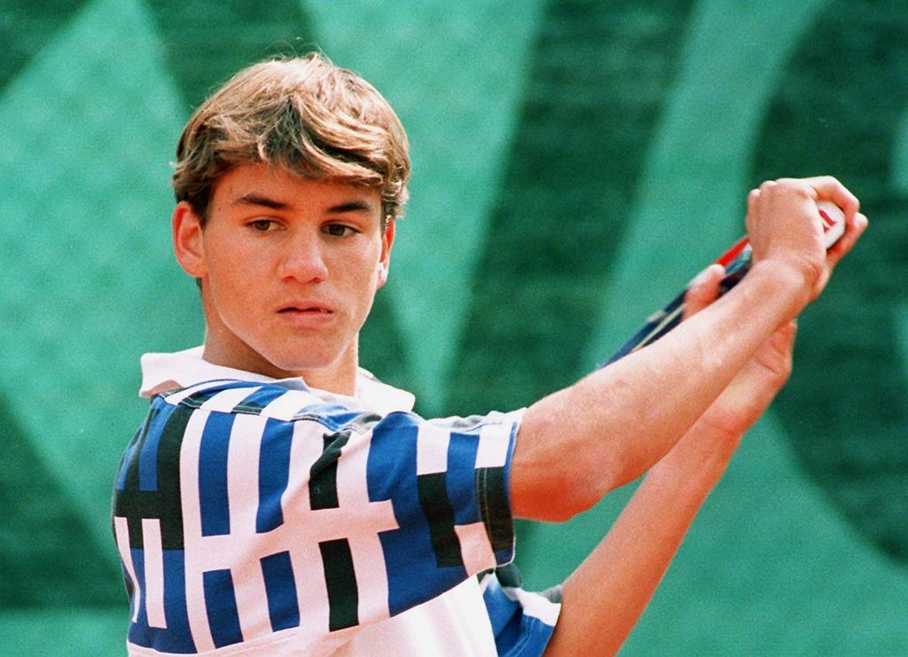 Swiss Tennis Player Roger Federer in action at the World Youth Cup in Zurich, September 12, 1996. (KEYSTONE/Str) 

Roger Federer in Aktion am World Youth Cup in Zuerich, aufgenommen am 12. September 1996. (KEYSTONE/Str)