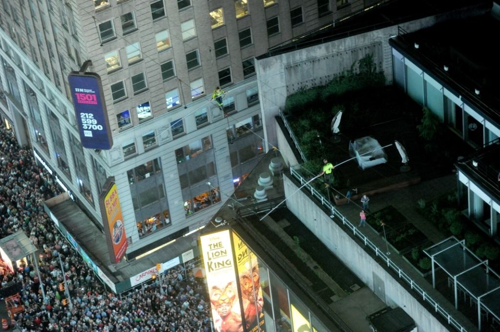 Ils traversent Times Square sur un câble