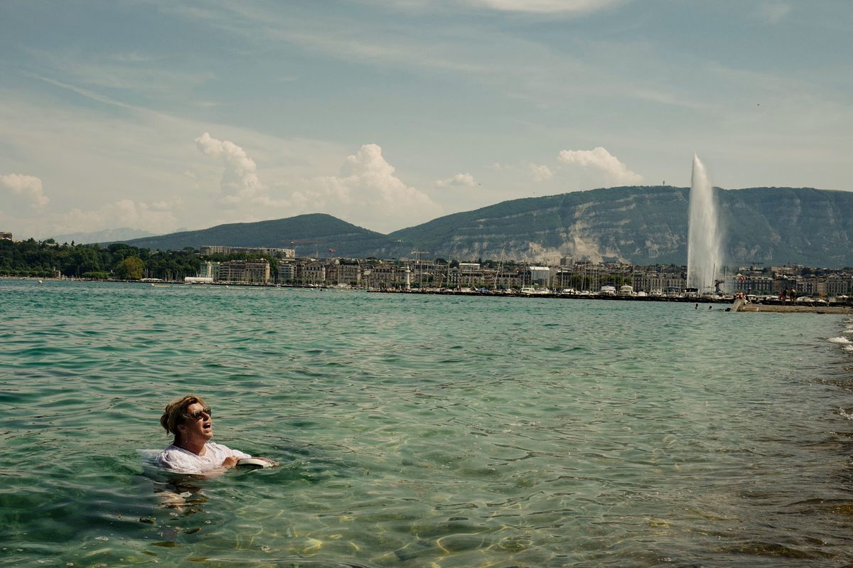 Genève, le 30 juillet 2024. Quai Wilson. Il fait très chaud ce mardi après-midi. Baignade.