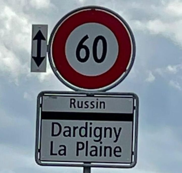 L’un des deux panneaux qui ont déclenché, à juste titre, l’ire des habitants de Dardagny.