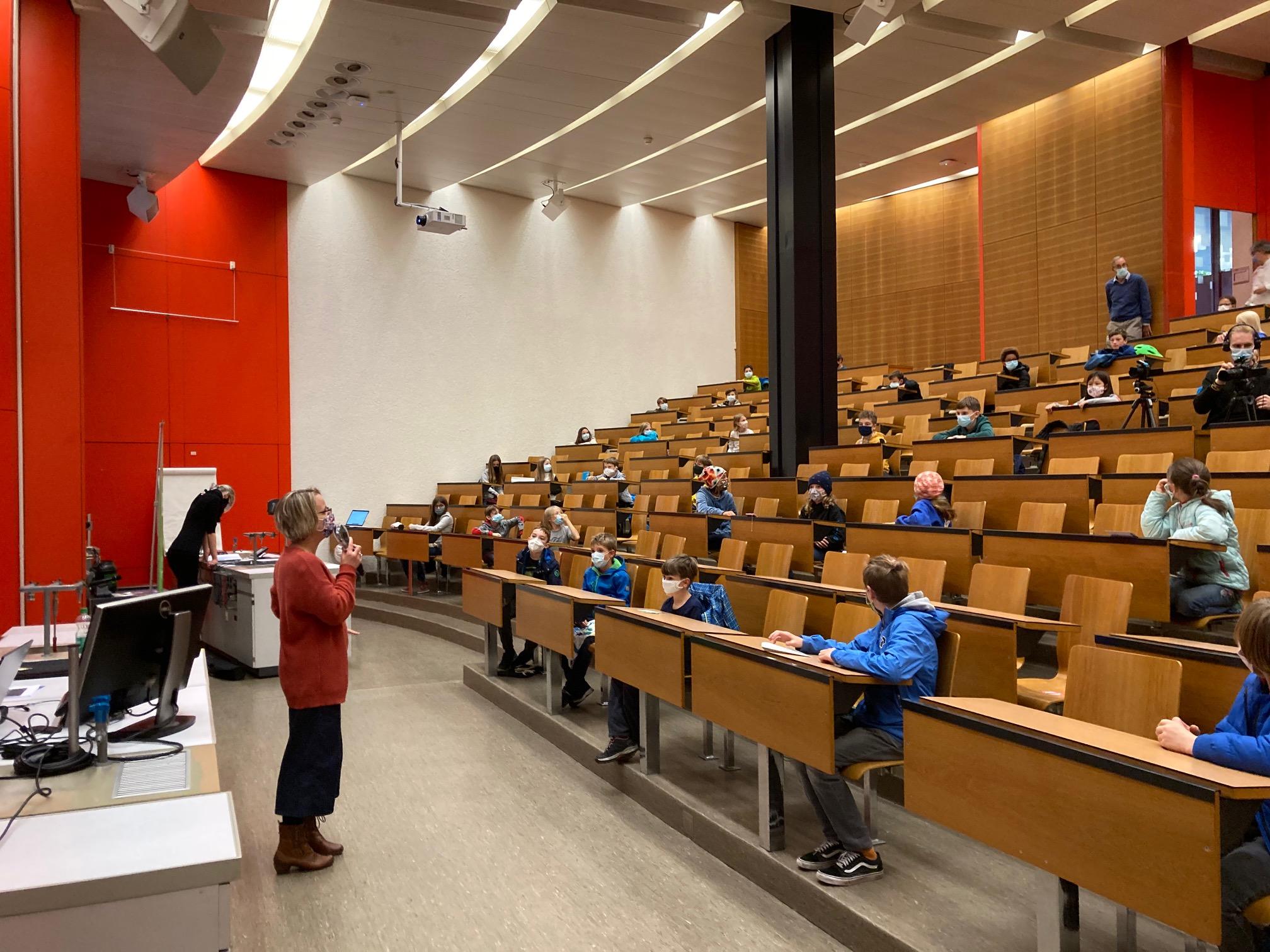 Der erste Vortrag der Kinderuniversität fand noch live im Hörsaal statt. Ab jetzt können die Kinder online wissenschaftliche Vorträge schauen. 