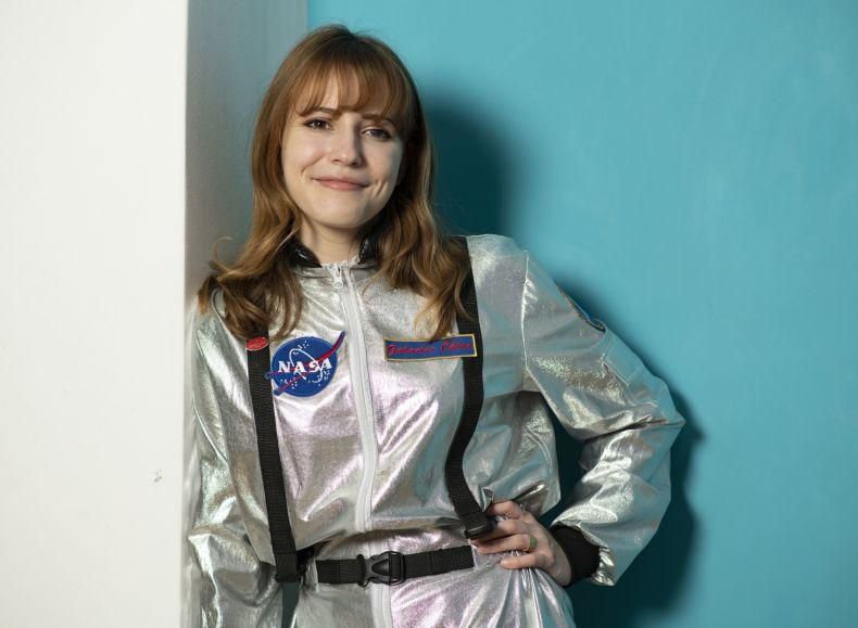 Surnommée «Galactic Chloé», l’étudiante en master de management des technologies à l’EPFL a ainsi fondé l’association Space@YourService, afin de promouvoir des projets de vulgarisation des sciences spatiales. Elle organise également des soirées «Astronomy on tap», durant lesquelles on aborde de manière décomplexée des sujets aussi captivants que les pulsars, les exoplanètes, l’alunissage ou les débris de météores (et comment s’en protéger).