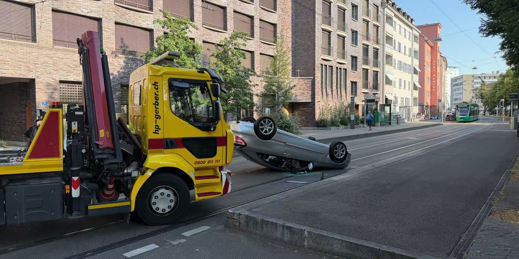Selbstunfall-in-Kleinh-ningen-Auto-berschl-gt-sich-73-J-hrige-landet-auf-dem-Dach