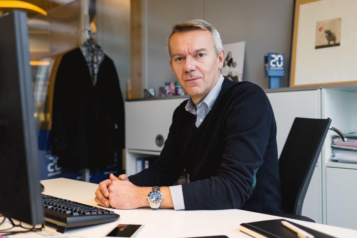 Marco Boselli, Chefredaktor von 20 Minuten, über die Idee hinter dem 20 Minuten Youth Lab: «Wer in Zeiten von sozialen Netzwerken und Whatsapp jugendliche User erreichen und zu regelmässigen Nutzern machen möchte, muss die Bedürfnisse dieser Zielgruppe verstehen lernen. Wir glauben, dass das in einem Dialog geschehen muss, bei dem das Zuhören mindestens genauso wichtig ist wie das Vermitteln der Grundlagen unserer journalistischen Arbeit. Medienförderung muss genau wie Journalismus heute in beide Richtungen funktionieren – von Absender zu Empfänger und zurück.» Marco Boselli, Chefredaktor von 20 Minuten, über die Idee hinter dem 20 Minuten Youth Lab: «Wer in Zeiten von sozialen Netzwerken und Whatsapp jugendliche User erreichen und zu regelmässigen Nutzern machen möchte, muss die Bedürfnisse dieser Zielgruppe verstehen lernen. Wir glauben, dass das in einem Dialog geschehen muss, bei dem das Zuhören mindestens genauso wichtig ist wie das Vermitteln der Grundlagen unserer journalistischen Arbeit. Medienförderung muss genau wie Journalismus heute in beide Richtungen funktionieren – von Absender zu Empfänger und zurück.»