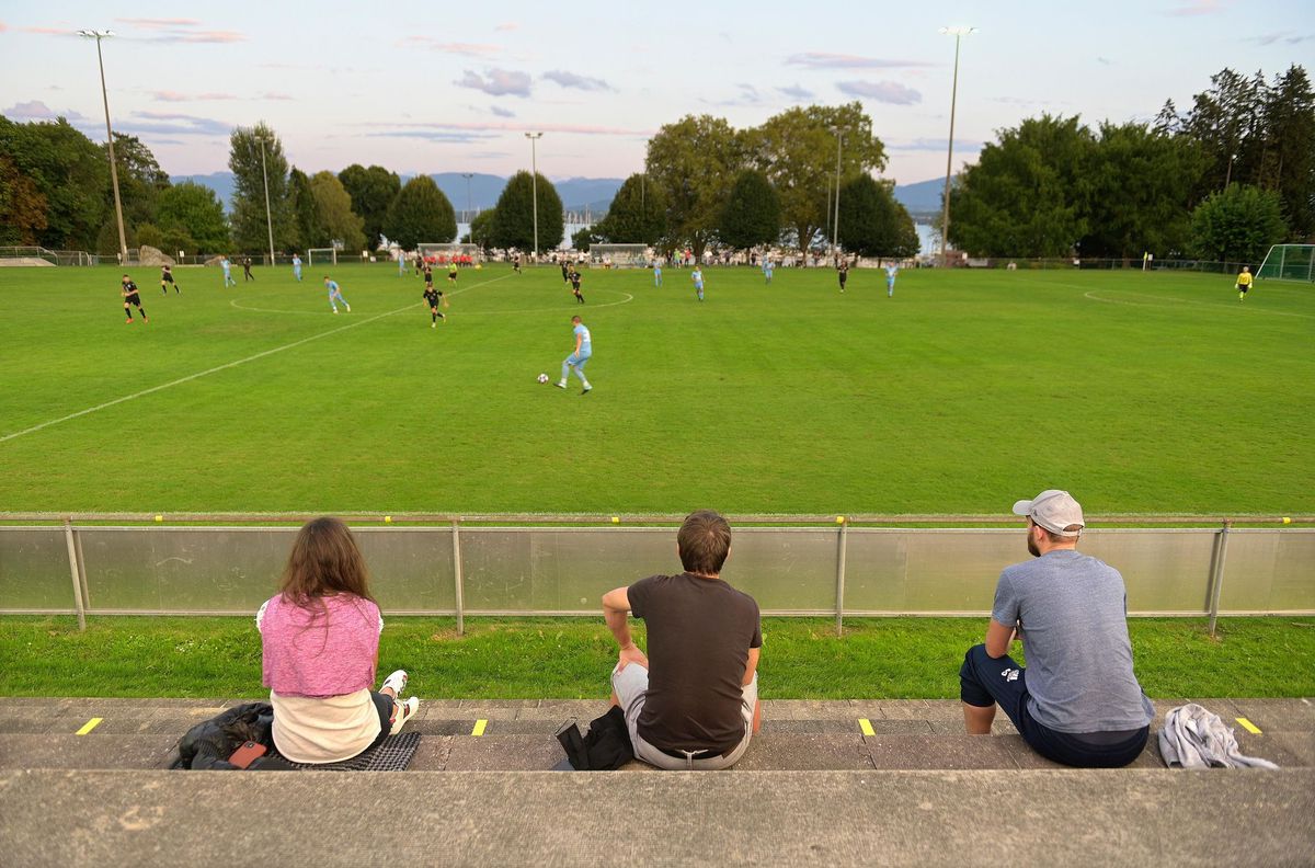 Les clubs de ligues inferieures et les restrictions dues au Covid. Au FC Prangins (qui a ete touche par le Covid en juillet) on encourage le port du masque et on a marque les barrieres autour du terrain pour delimiter les 1,5 m de distance.  Dans les vestiaires, les joueurs doivent egalement porter le masque. Ici les gradins Lors du Match de 3e ligue Priangins - St-Sulpice au  Terrain les Aberiaux, a Prangins. Ce samedi 05 septembre 2020.  (24 Heures/Christian Brun) 