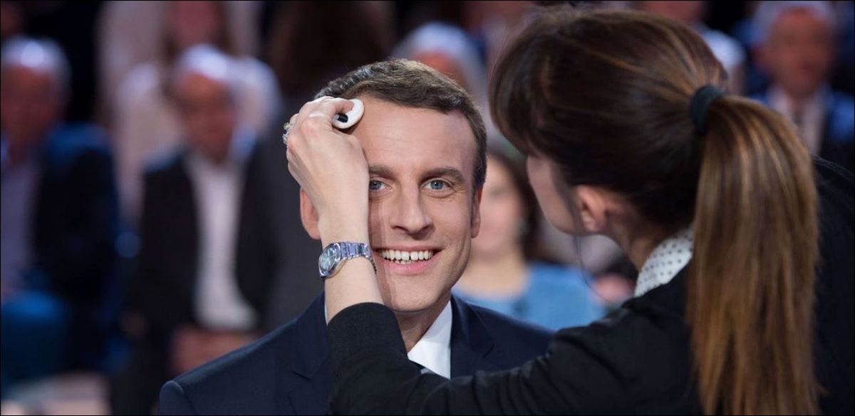 Emmanuel Macron se fait bichonner par sa maquilleuse professionnelle avant un débat. Emmanuel Macron se fait bichonner par sa maquilleuse professionnelle avant un débat.