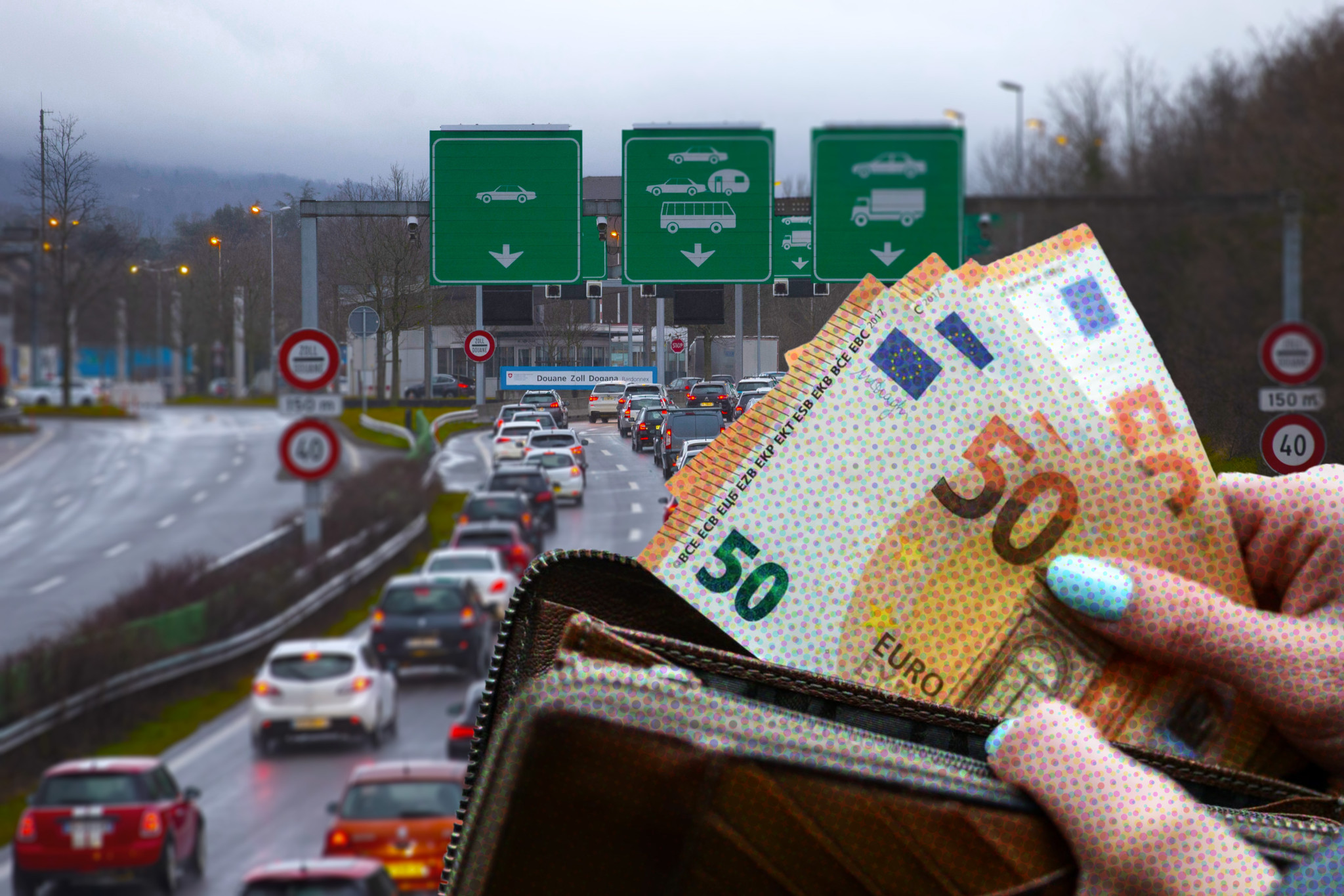 Main road avec trafic intense, panneaux d’autoroute visibles, et main tenant des billets de 50 euros.