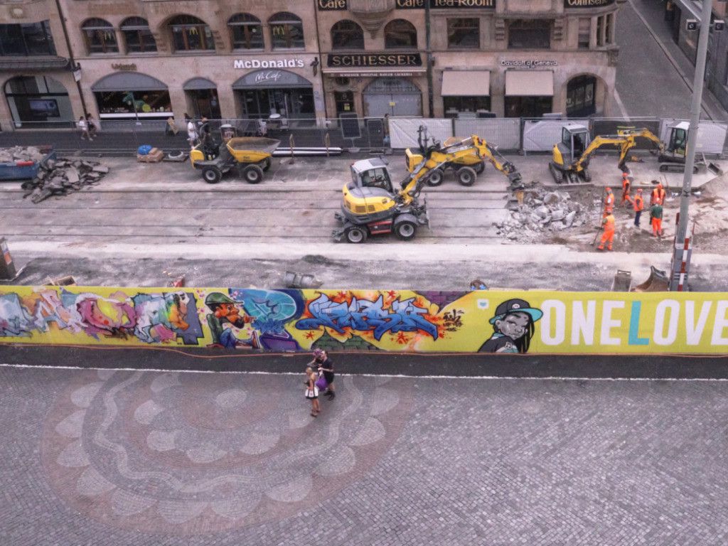 90-Meter-Riesige-Graffitiwand-ziert-Baustelle-am-Basler-Marktplatz-das-steckt-dahinter