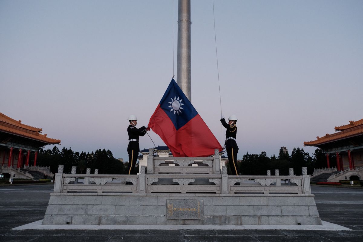 La montée du drapeau taïwanais dimanche matin au mémorial Tchang Kaï-chek de Taïpei.