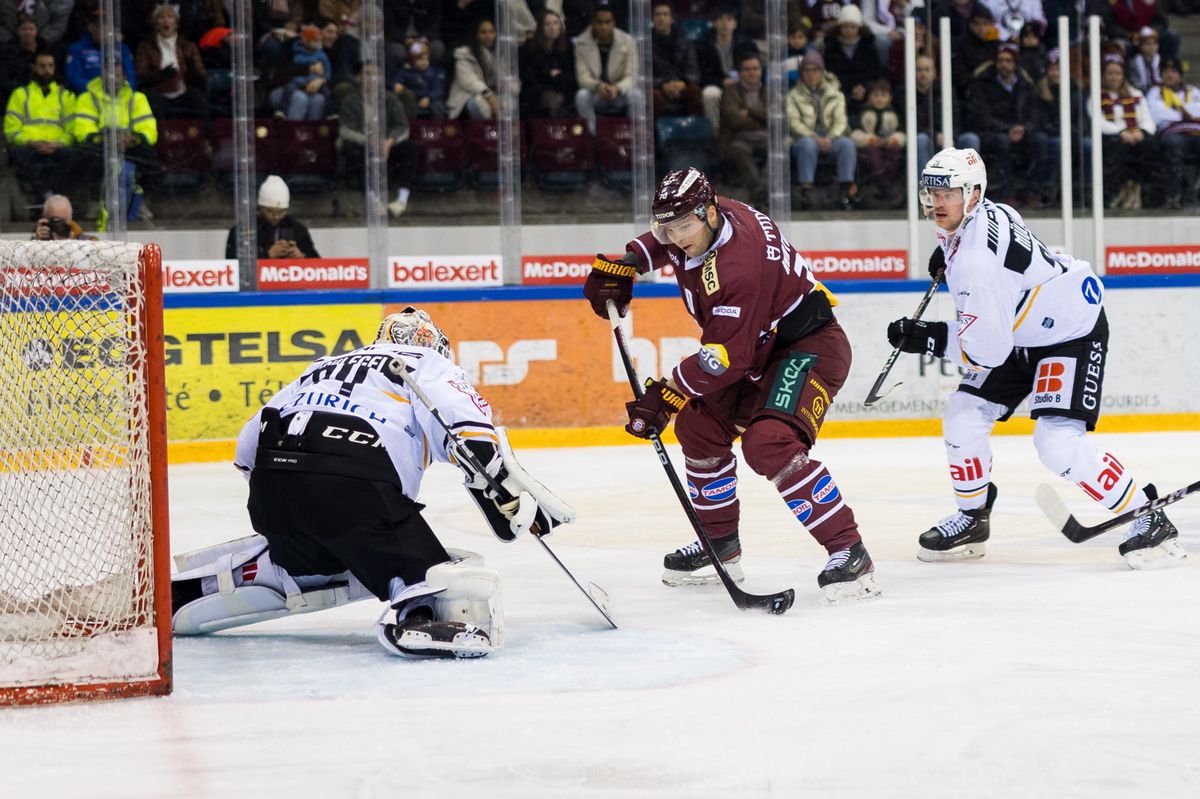 Le gardien Niklas Schlegel (Lugano), Teemu Hartikainen (GSHC), Mirco Mueller (Lugano), pendant le match entre le Geneve-Servette Hockey Club et le Hockey Club Lugano comptant pour le championnat de National League, le jeudi 4 janvier 2024 a la Patinoire des Vernets, a Geneve (Bastien Gallay / GallayPhoto)