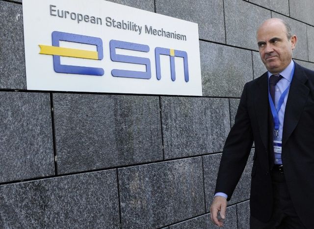 Le ministre espagnol de l'Économie Luis de Guidos se rend à une réunion du conseil des gouverneurs du Mécanisme européen de stabilité (MES), le 20 juin 2013 au Luxembourg.