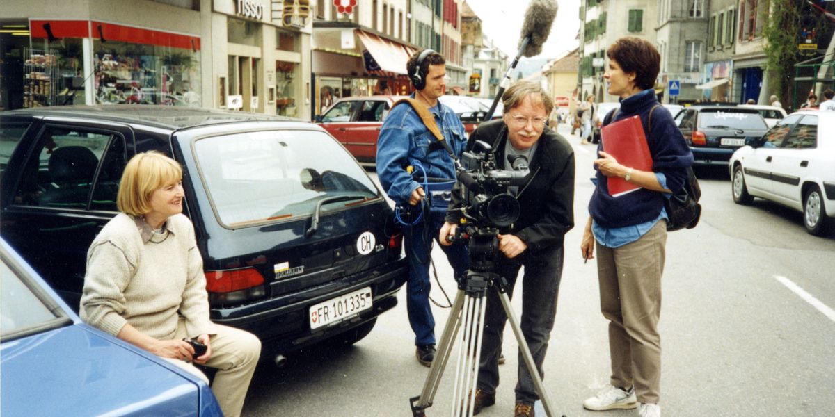 Jacqueline Veuve en plein tournage de «Ma rue raconte», un film de 1996 qui sera projeté au Palais de Rumine à Lausanne le 21 avril.
