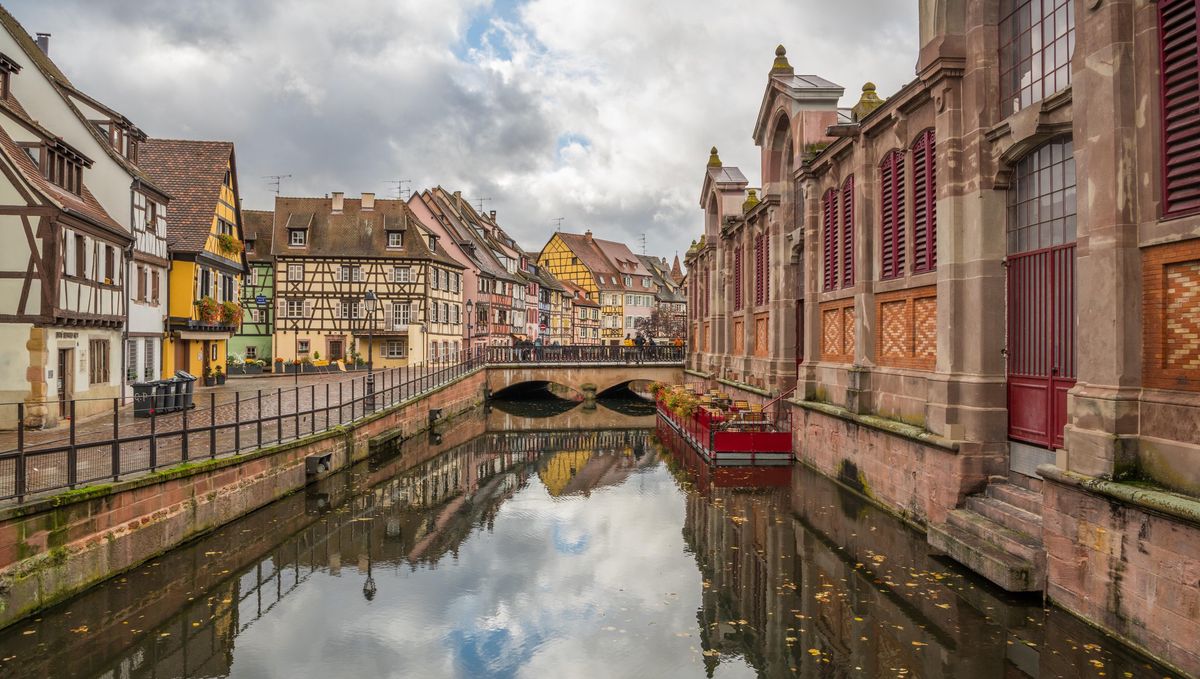 La pittoresque ville de Colmar, où la directrice réside partiellement.