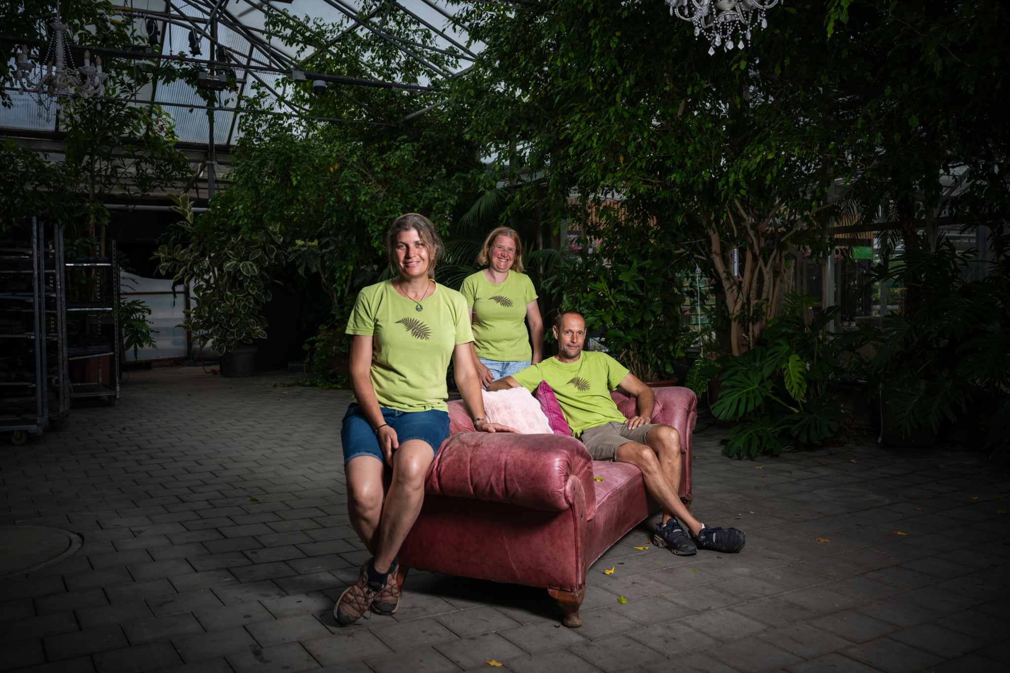 Eric van Oordt sitzt entspannt auf einem rosa Sofa in der Gärtnerei van Oordt in Stäfa, Veranstaltungsort der Music Days im September.