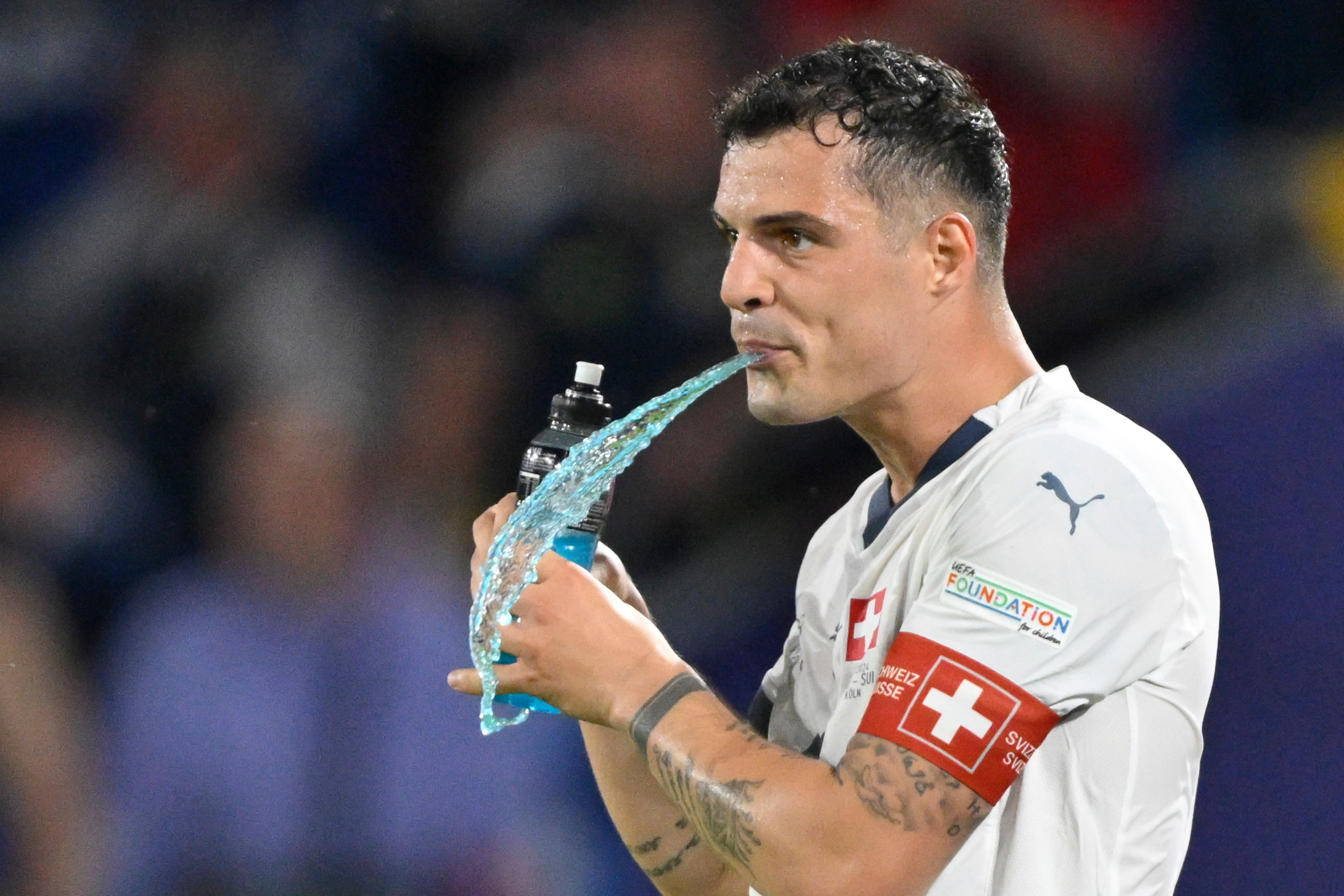 Pendant les matches, Granit Xhaka et ses coéquipiers s’abreuvent surtout de boissons isotoniques. C’est juste moins pratique que l’eau pour se rincer la bouche. Quoique… (Toto Marti/Blick/freshfocus)