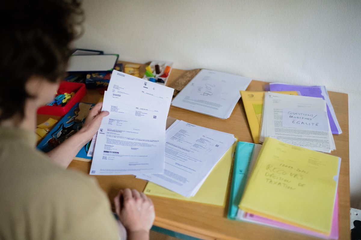 Julie* refuse d’être l’épouse invisible dans la déclaration d’impôt de son couple. Elle compte poursuivre son combat contre les formulaires genrés.