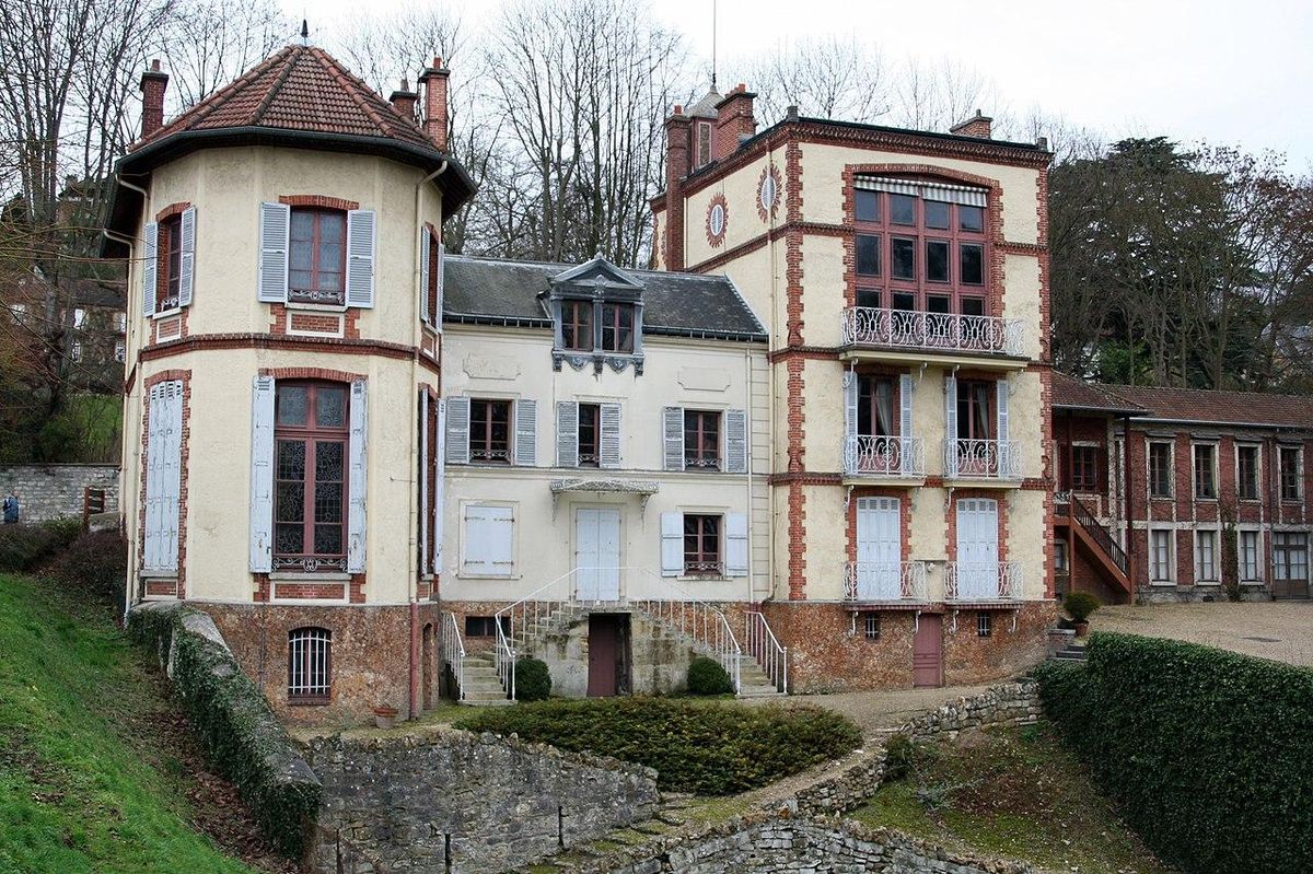 La maison composite d’Émile Zola au-dessus de la Seine.