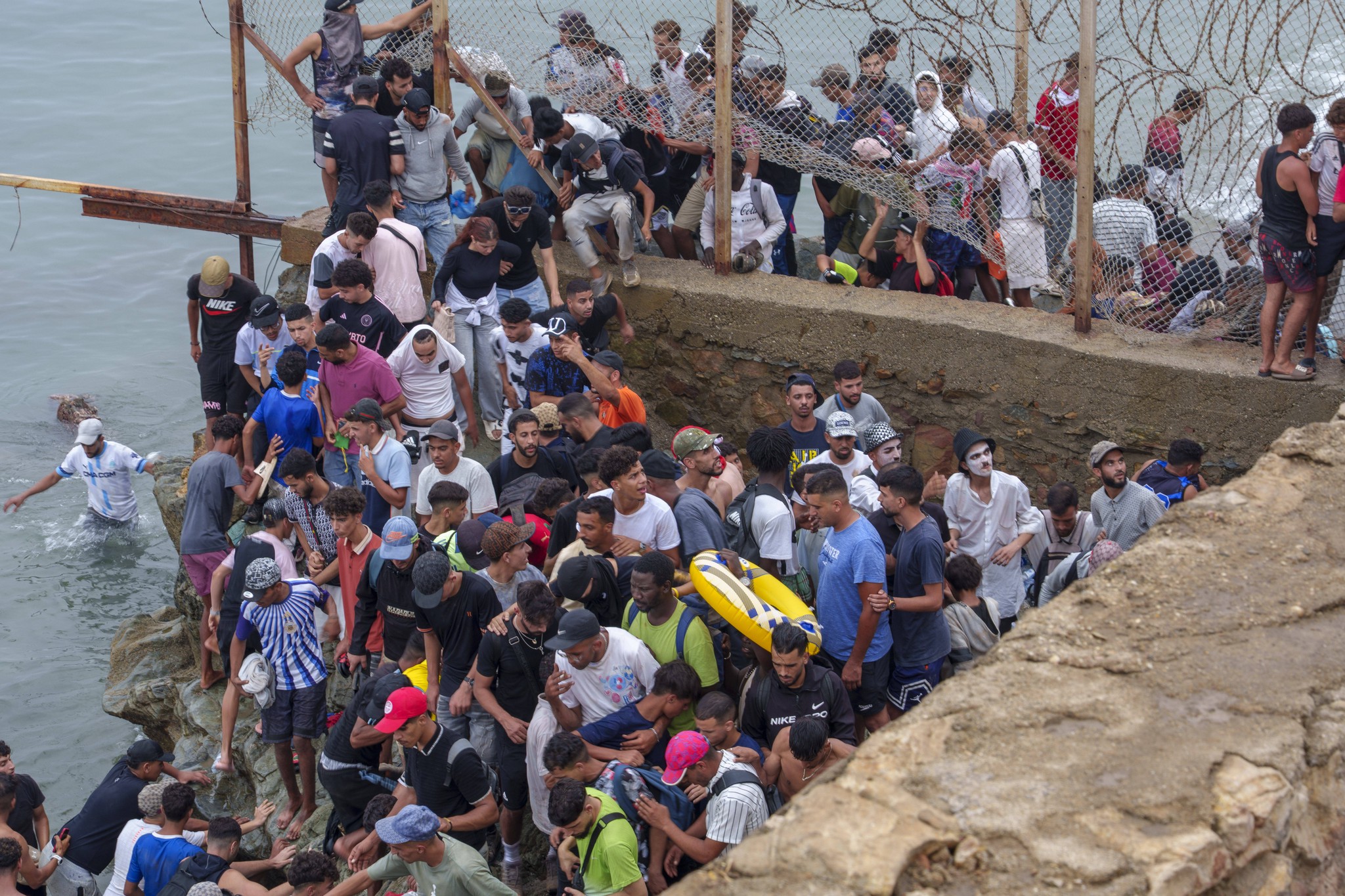 Das Ziel ist spanisches Territorium: Gedränge von Migranten in Ceuta.