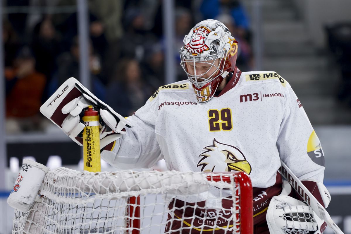 Servettes Torhueter Robert Mayer reagiert waehrend der Meisterschaftspartie der National League zwischen den ZSC Lions und Genf Servette HC, am Samstag, den 2. Dezember 2023, in der Swisslife Arena in Zuerich. (KEYSTONE/Christian Merz)